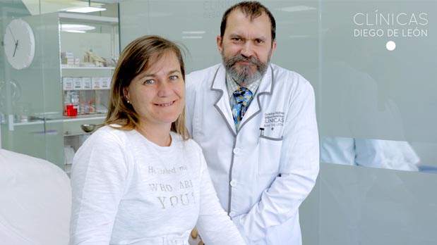 Rocío con el Dr. Carlos antes de someterse al tratamiento.