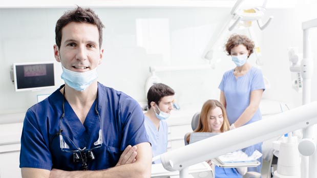 El cirujano ha de hacer estudio de la fisionomía del rostro del pacientes antes de la operación.