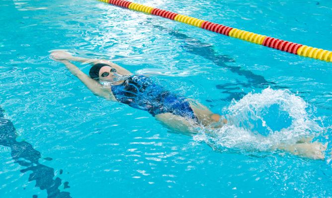 La natación es uno de los deportes más completos para invierno.