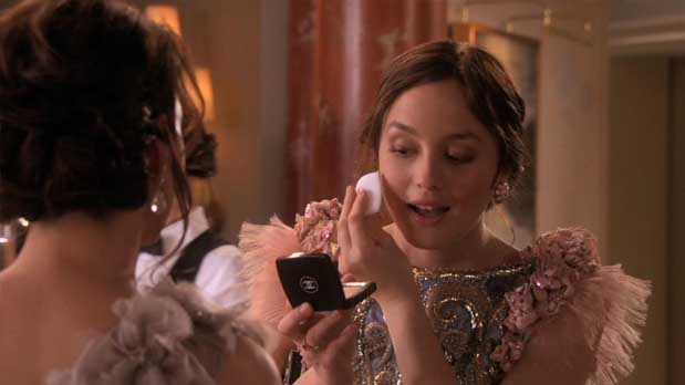 Desmaquillarse antes de dormir evita daños en la piel.