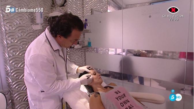 El Dr Miguel De la Peña explora a una nueva concursante de Cámbiame. 
