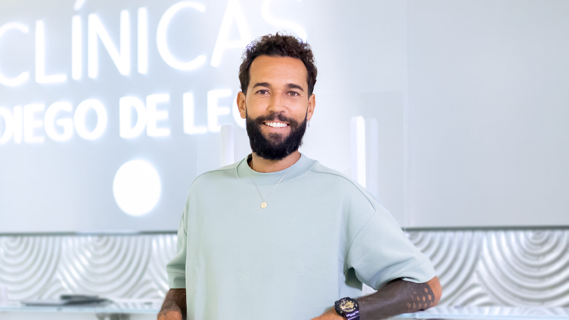 🏝️ Omar Sánchez 🏄🏾 estrena nuevo rostro: ¡Se ha hecho tres retoques después de SUPERVIVIENTES! 🏝️